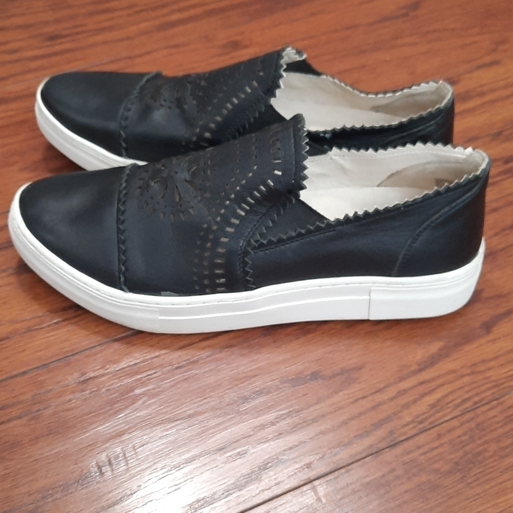 Seychelles Laser Cut Wheelhouse Slip On Sneakers - Picture 3 of 6